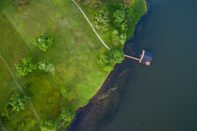 房屋旁岛屿的航空摄影